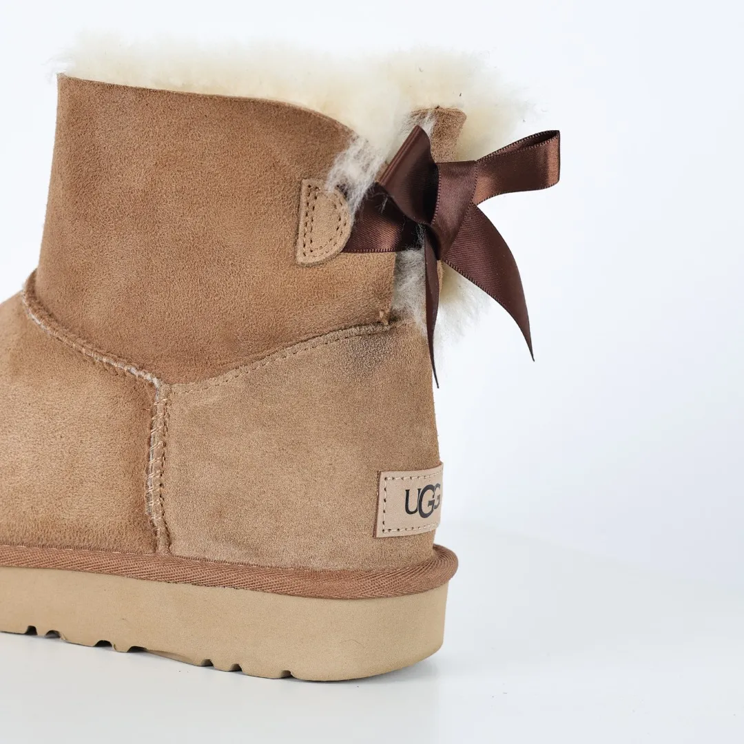 Pick up locally 💰600 Core recommended good price Independently developed original outsole and cashmere insole to keep you warm in winter and suitable for home use. In the new year, uug launched a style series, which is partially geared towards the preferences of young consumers and has also moved to the forefront of fashion trends. Shoe body material Water-repellent coated suede upper 17 mm UGGPURE™ implanted wool insole Lightweight non-slip comfortable rubber outsole With brand LOGO trademark Comes with a full set of packaging Size: 35 36 37 38 39 40